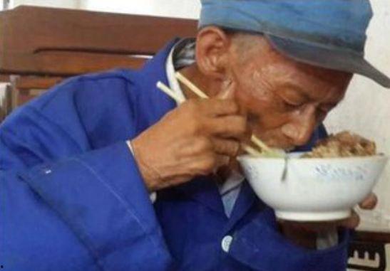 大爷吃碎瓜后续如何,一段温馨的晚年生活趣事  第2张