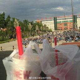 军训遇上吃瓜群众,吃瓜群众围观成风景  第1张