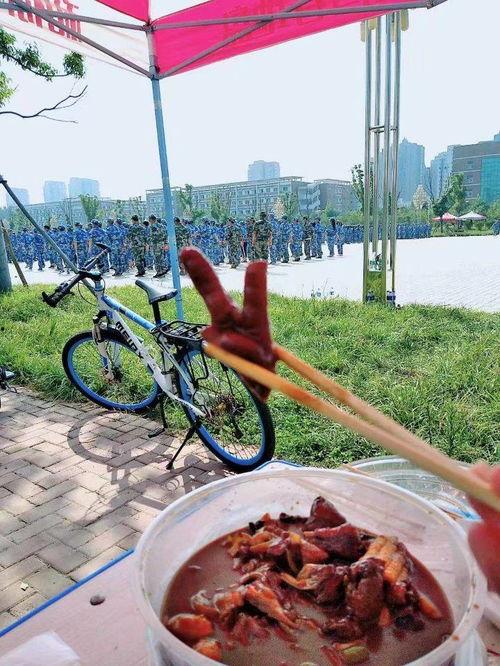 军训遇上吃瓜群众,吃瓜群众围观成风景  第3张